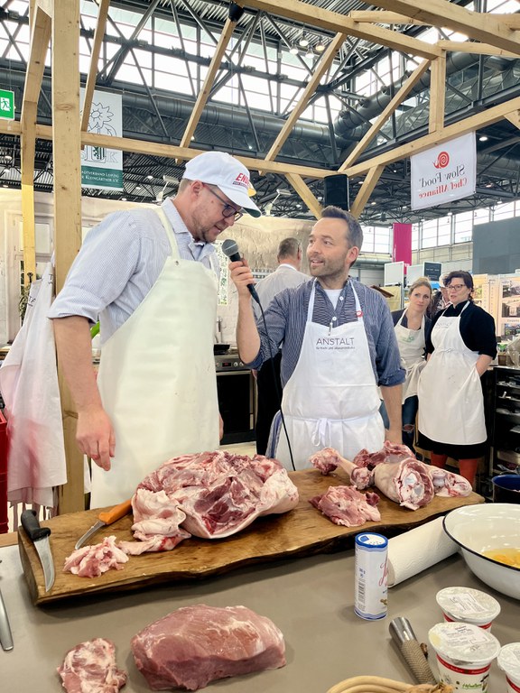 (c) (privat) Koananstalt_MEsse Stuttgart_Strohschwein zerlegen und sächsische Spätzle.jpg